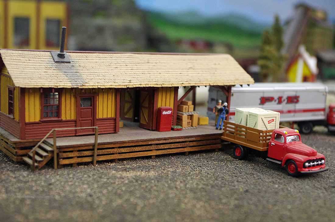 model train track side loading platform