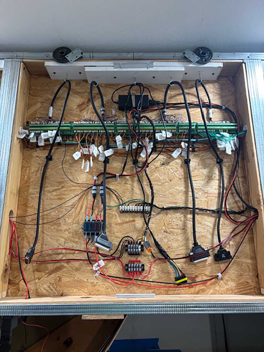 Model train DCC wiring